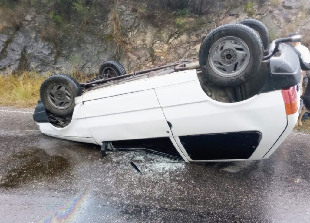 La Florida: dos ancianos resultaron heridos tras chocar con una roca y volcar con su auto