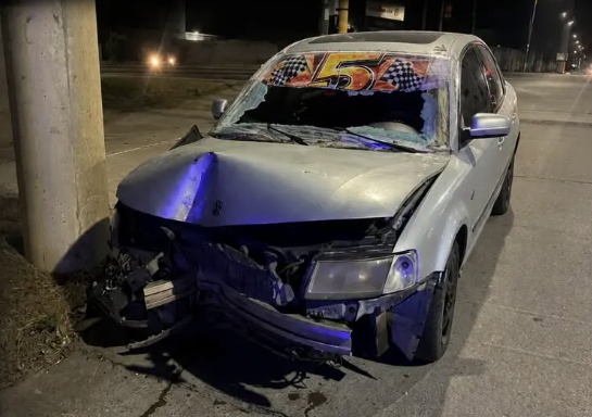 Un auto chocó contra una luminaria en el corredor Eva Perón y una mujer sufrió lesiones