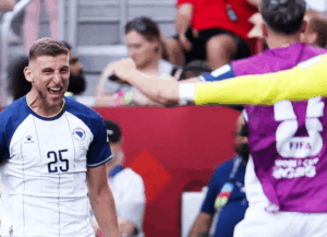 Bosnia le ganó 3-1 a Qatar, quedó con 4 puntos y sueña con meterse en los 16avos
