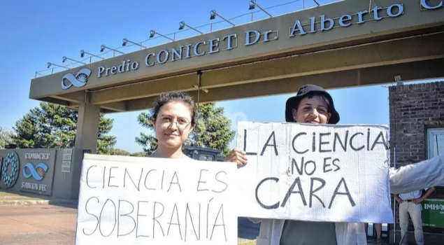 Científicos denuncian pérdida de cobertura médica y alertan por 379 despidos en Conicet