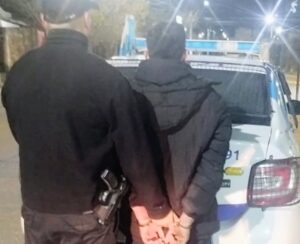 Dos detenidos tras un disturbio e incendio de una casa en el barrio Eva Perón