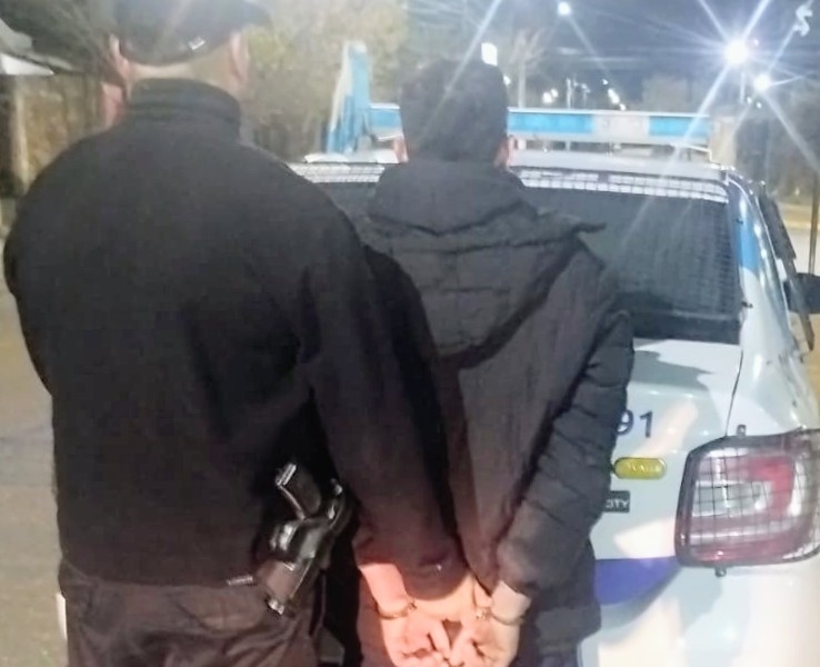 Dos detenidos tras un disturbio e incendio de una casa en el barrio Eva Perón