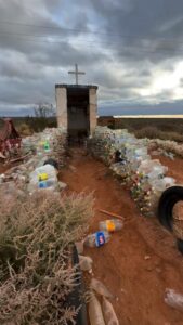 VIDEO | Un viajero hizo cientos de kilómetros a caballo y recién encontró agua en un santuario de la Difunta Correa en San Luis