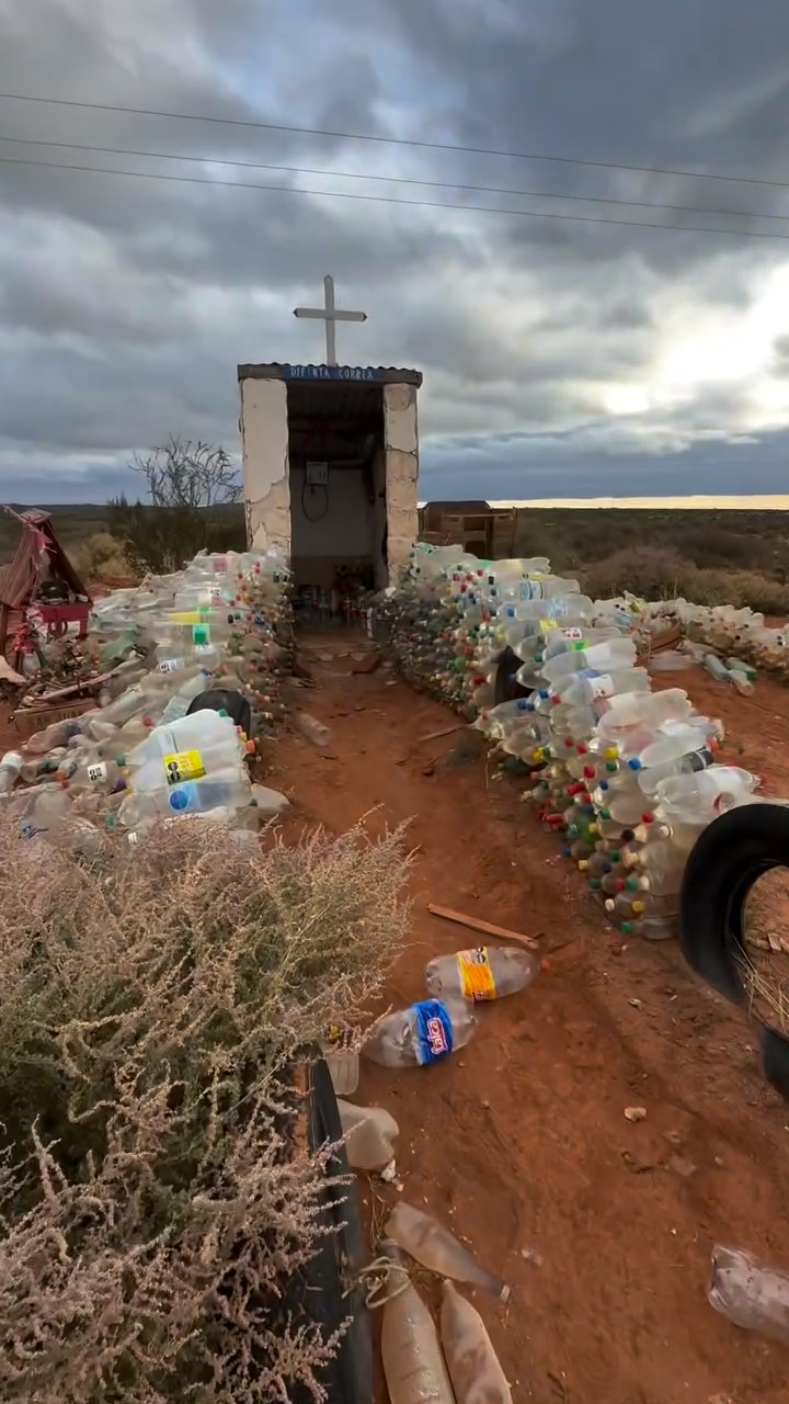 VIDEO | Después de cientos de kilómetros a caballo, el agua apareció en un santuario de la Difunta Correa