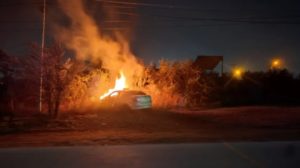 Villa de Merlo: un remis se incendió tras un choque y su conductor fue hospitalizado