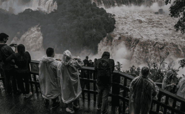 Misterio en las Cataratas: encontraron pertenencias de un turista en la Garganta del Diablo