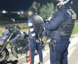 Demoraron a un hombre que intentó ingresar a un domicilio y ocasionó daños en el barrio 1° de Mayo