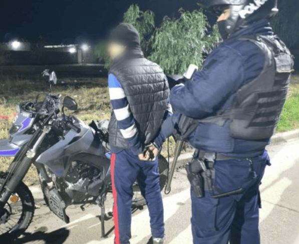 Demoraron a un hombre que intentó ingresar a un domicilio y ocasionó daños en el barrio 1° de Mayo