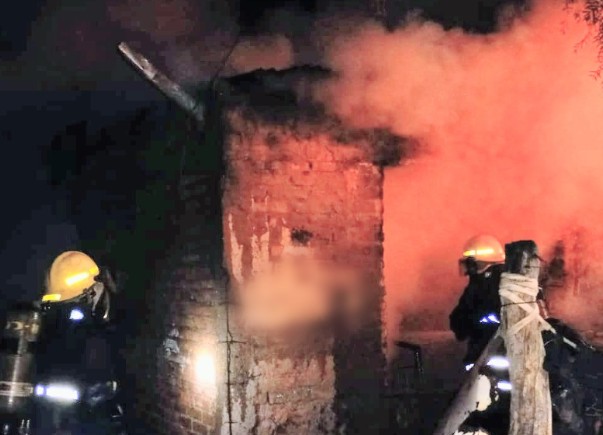 Un disturbio entre varias personas provocó un incendio en una vivienda del B° Eva Perón