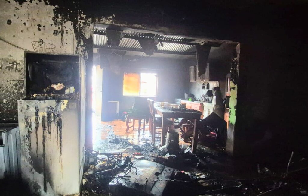 Bomberos sofocaron un incendio que destruyó una casa en La Toma