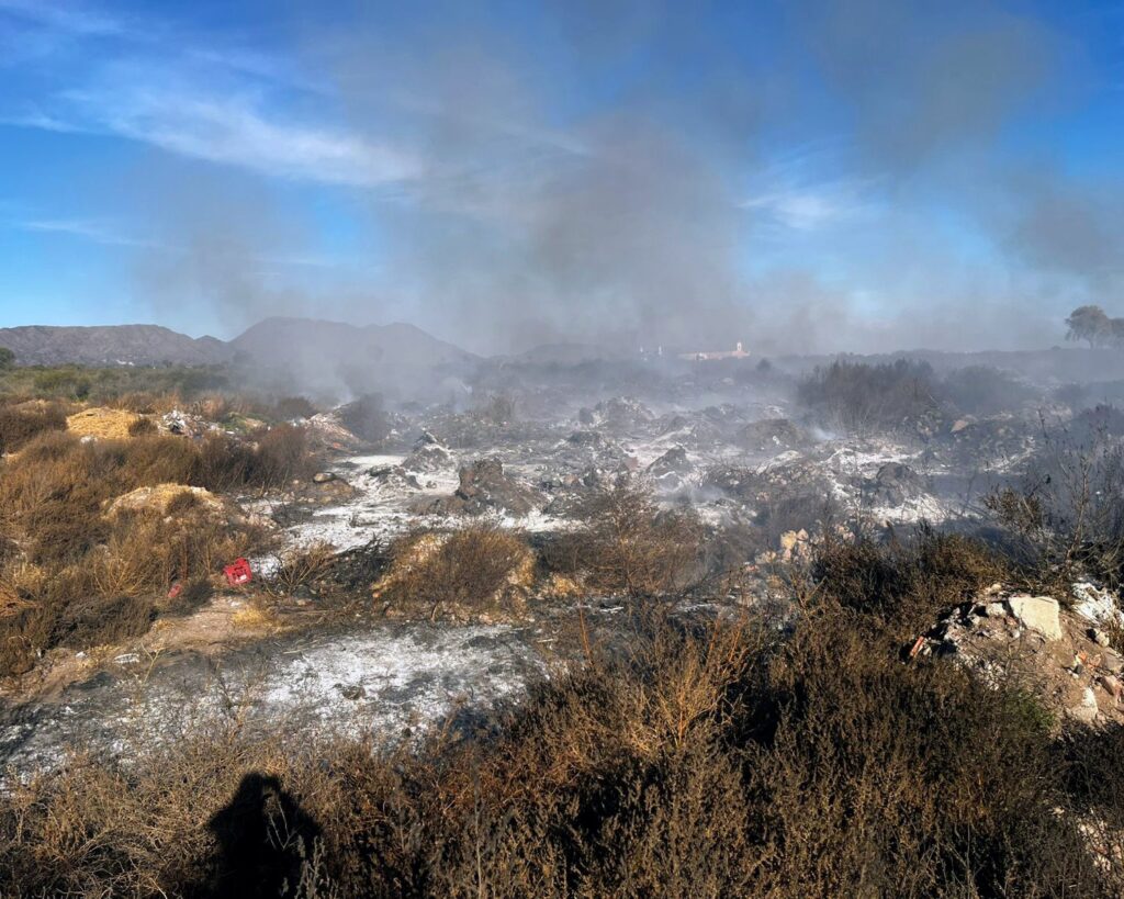 La Punta: bomberos sofocaron un foco ígneo en un predio de un basural sobre avenida Serrana
