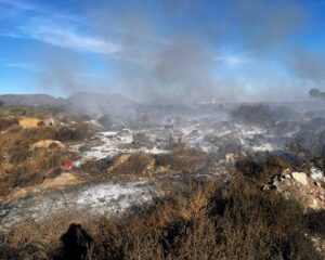 La Punta: bomberos sofocaron un foco ígneo en un predio de un basural sobre avenida Serrana