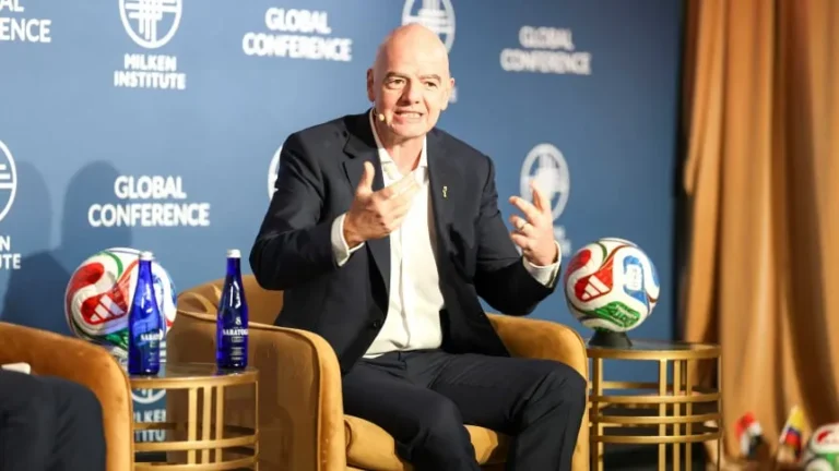 Infantino respondió a las críticas por las pausas de hidratación
