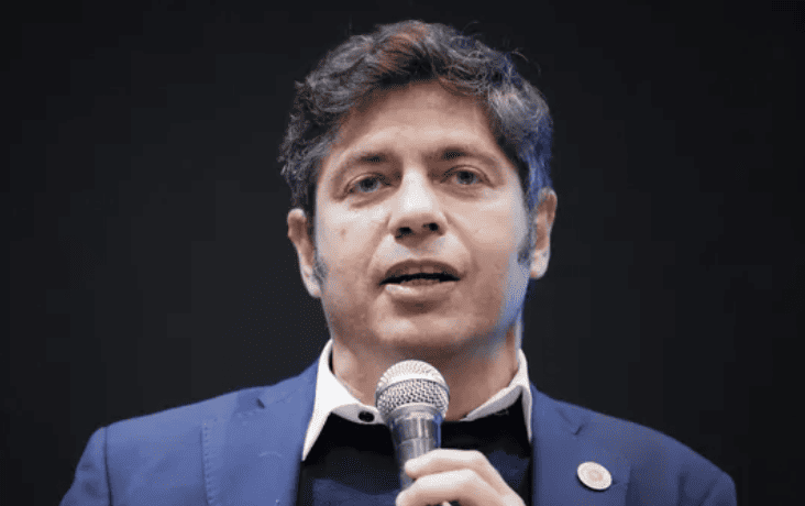 Axel Kicillof con los tapones de punta contra Manuel Adorni: «Si fuera peronista estaría preso»