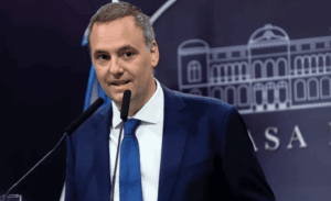 Tras renunciar como jefe de Gabinete, Manuel Adorni también dejará de ser director de YPF