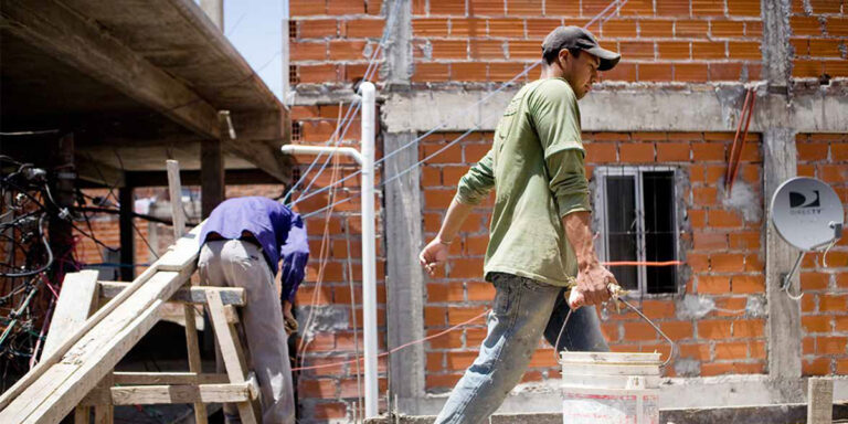 La informalidad laboral alcanzó un récord del 44,2% en el gobierno de Milei