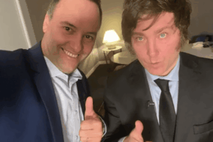 Javier Milei volvió a respaldar a Manuel Adorni por el escándalo y cargó contra las «operaciones»