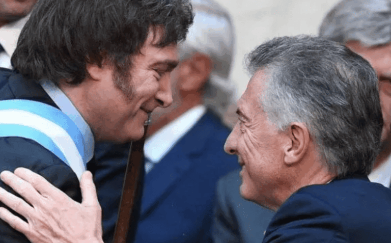 Javier Milei redobló sus críticas a Mauricio Macri y calificó el reperfilamiento de la deuda como «una estafa»