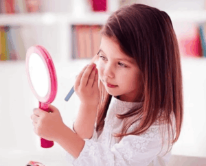 La Anmat prohibió la venta de una serie de maquillajes infantiles y productos de limpieza