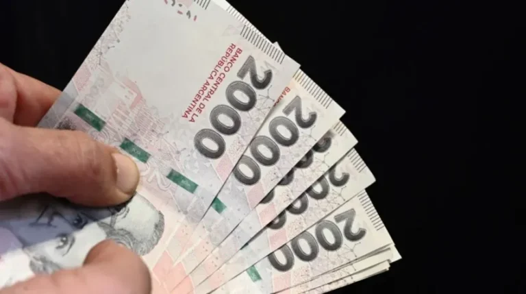 VIDEO | «Una bola imparable»: crecen los préstamos entre jóvenes y las tasas de tarjeta superan el 130%