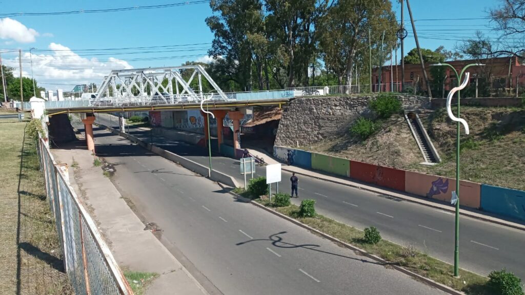 Un colectivo chocó a una joven en el Puente Blanco y el chofer siguió de largo
