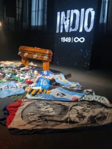 VIDEO | Una bandera, 19 recitales y una vida: el adiós de una pareja mercedina al Indio