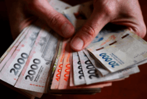 Los salarios subieron 3,7% en abril y 36,9% interanual, según el Indec