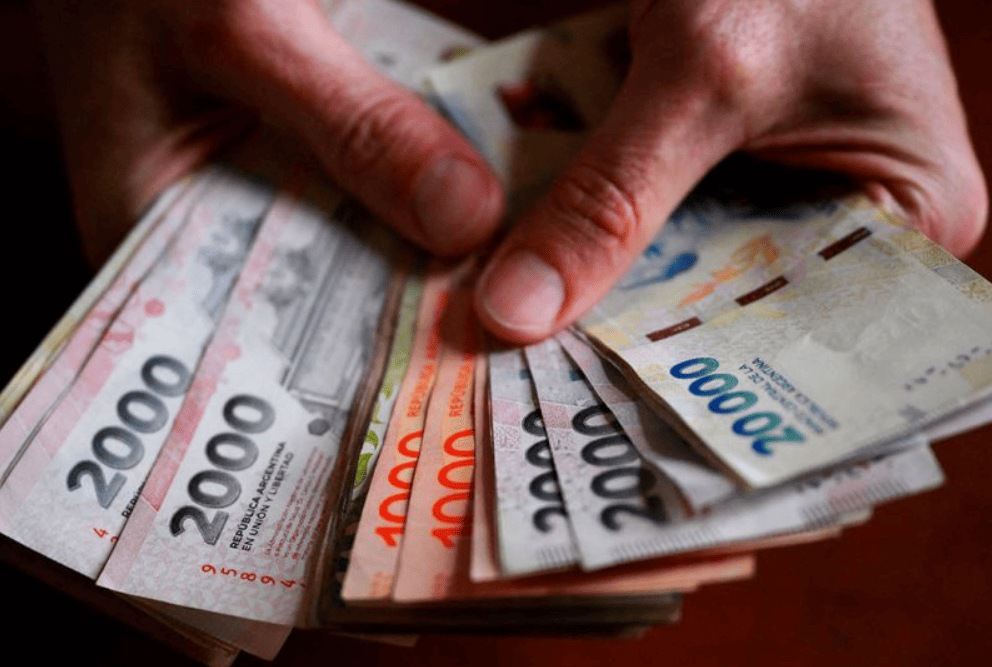 Los salarios subieron 3,7% en abril y 36,9% interanual, según el Indec