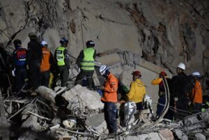 Sube a 235 la cifra de muertos por los terremotos en Venezuela