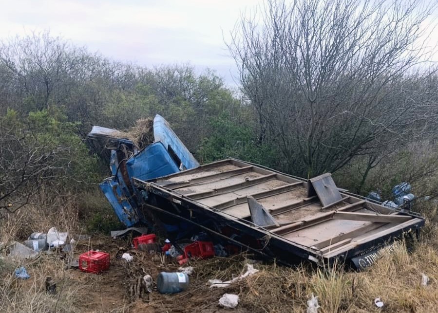 Un desperfecto mecánico provocó el vuelco de un camión en la ruta provincial 23: dos heridos