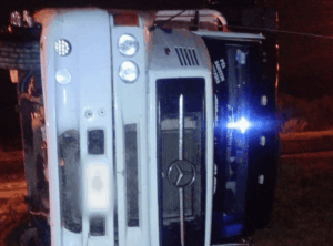 Un camión volcó en la autopista de las Serranías Puntanas: no se registraron heridos 