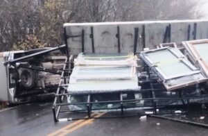 Una camioneta con acoplado volcó en cercanías de La Punilla: no se registraron heridos