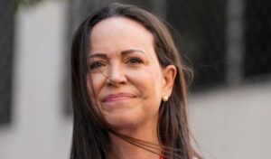María Corina Machado busca volver a Venezuela en medio de tensiones