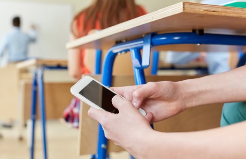 Celulares en el aula: qué impacto tiene restringirlos