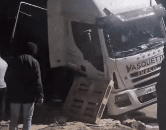 Un camión volcó en la autopista de las Serranías Puntanas: el conductor resultó herido