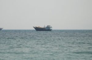 Escala la guerra: Irán ataca al Golfo y cierra Ormuz