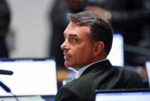 La Justicia de Brasil prohibió a Flávio Bolsonaro visitar a su padre