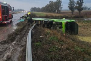 Un micro cayó de un puente en Ruta 7: hay varios heridos