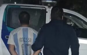 Un hombre fue arrestado tras golpear a dos efectivos policiales