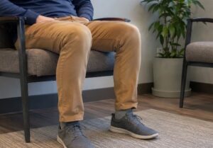 Mover las piernas constantemente: qué dice la psicología