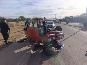 Accidente en la Autovía de San Luis: un Fiat 600 volcó tras un choque y dos personas heridas