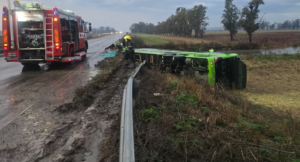 Accidente en Ruta 7: un colectivo que salió de San Luis cayó desde un puente y hay heridos