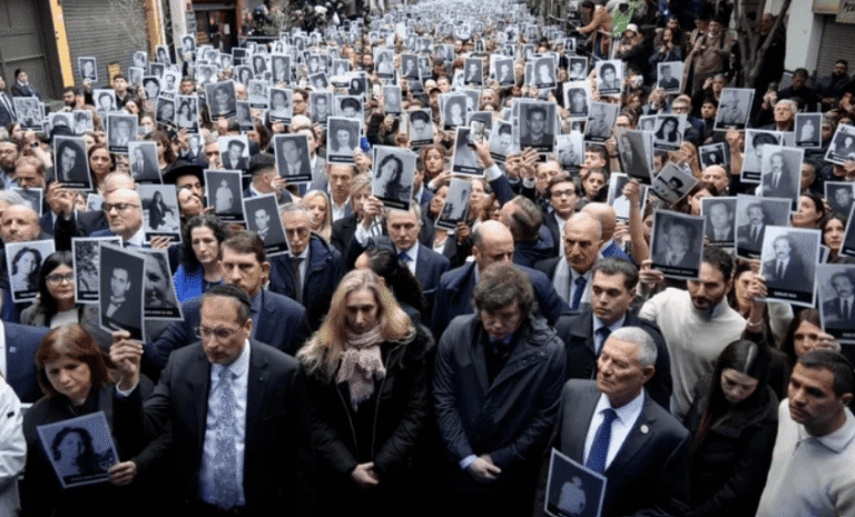 La AMIA renovó el reclamo de justicia y le pidió al Gobierno un «refuerzo inmediato de los pasos fronterizos»