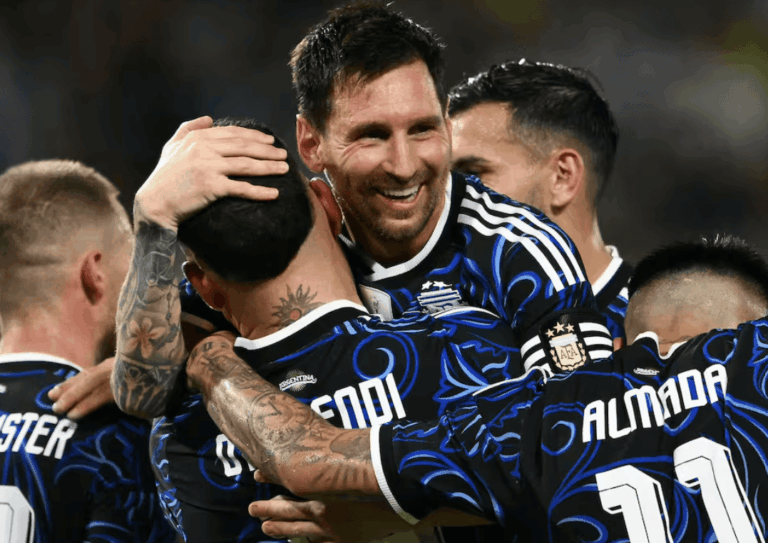Con el alma del campeón, Argentina se lo dio vuelta a Inglaterra y clasificó a la final