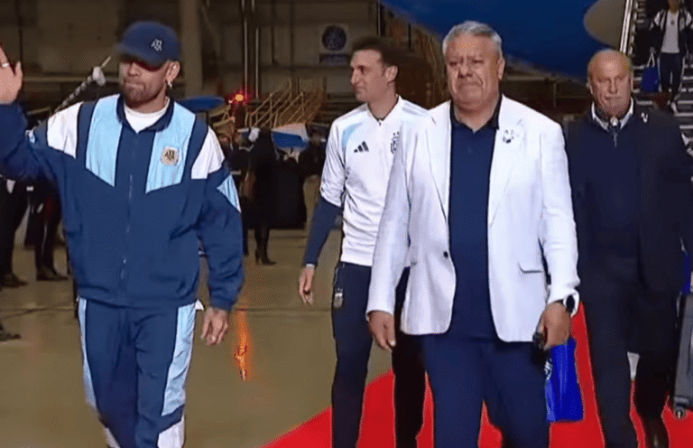 La Selección Argentina regresó al país y recibió un emotivo homenaje en Ezeiza