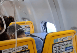 Terror en pleno vuelo: se desprendió la ventanilla de un avión y un pasajero fue succionado
