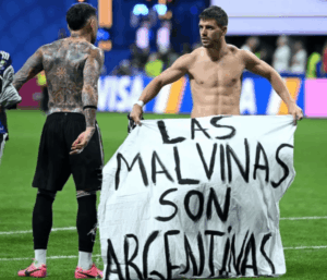 La bandera que desplegó la Selección por Malvinas