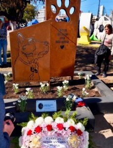 Homenajearon a Cabezón con un monolito en el Día del Perro Callejero