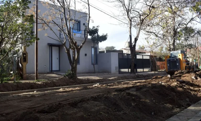 Adoquinan la cuadra del intendente interino de Merlo y los vecinos la llaman «la calle Adorni»