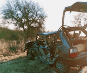Tres hombres resultaron heridos tras un choque entre un auto y un camión en la Ruta Nacional 20